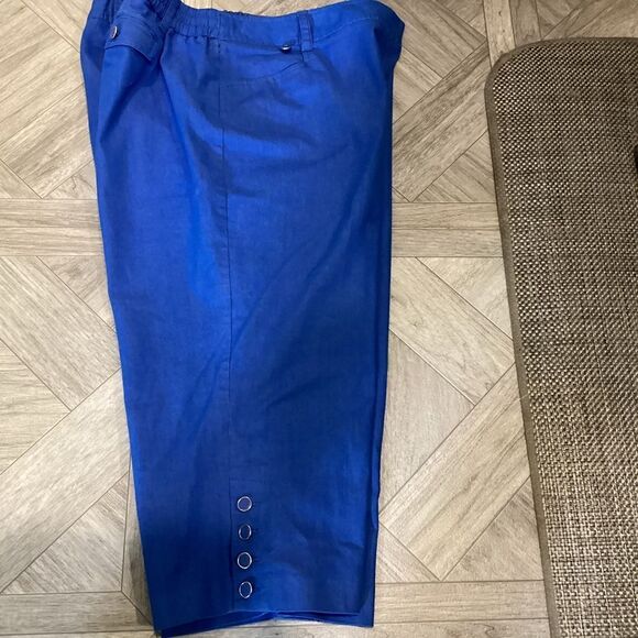 NWOT. Larry Levine Brand Women’s 20W Royal Blue Capris - Picture 2 of 9